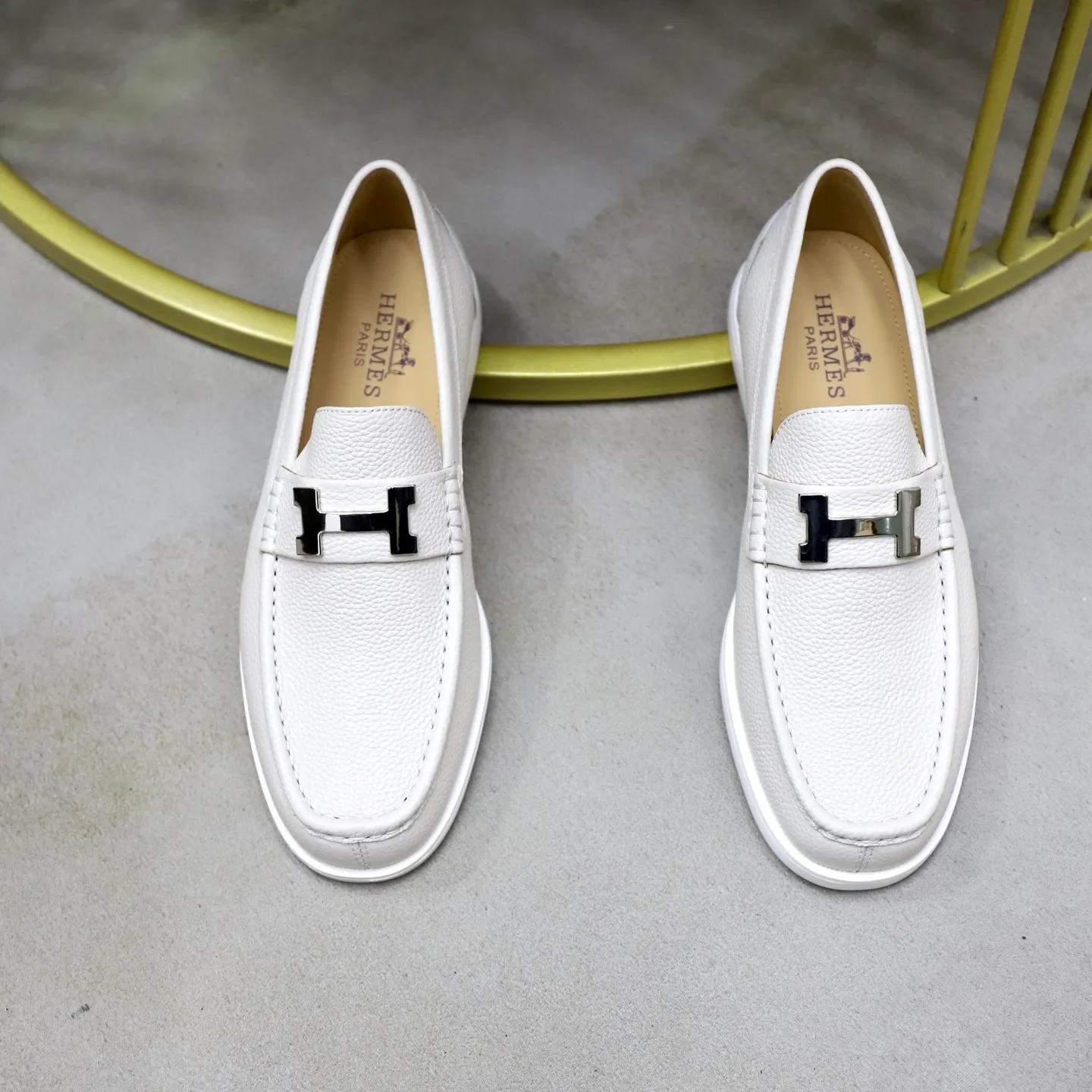 Ex-factory price: 560💰Hermès/Hermès slip-on men's shoes. This shoe is made of imported pebbled cowhide. It has simple and smooth lines and is combined with aerodynamically designed 3CM rubber foam ultra-light soles! Youthful and fashionable, classic H-shaped hardware buckle decoration, calf lining gently wraps the feet, with logo cowhide feet, casual and urban style, highlighting youthful vitality, sports and leisure version, super versatile, code number: 38-39-40-41-42-43-44 standard leather shoe size (45 can be customized but does not support returns)